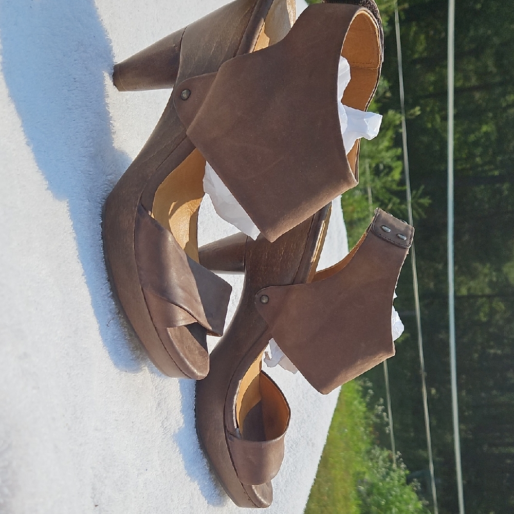 COCLICO Tan Leather Heeled Sandals